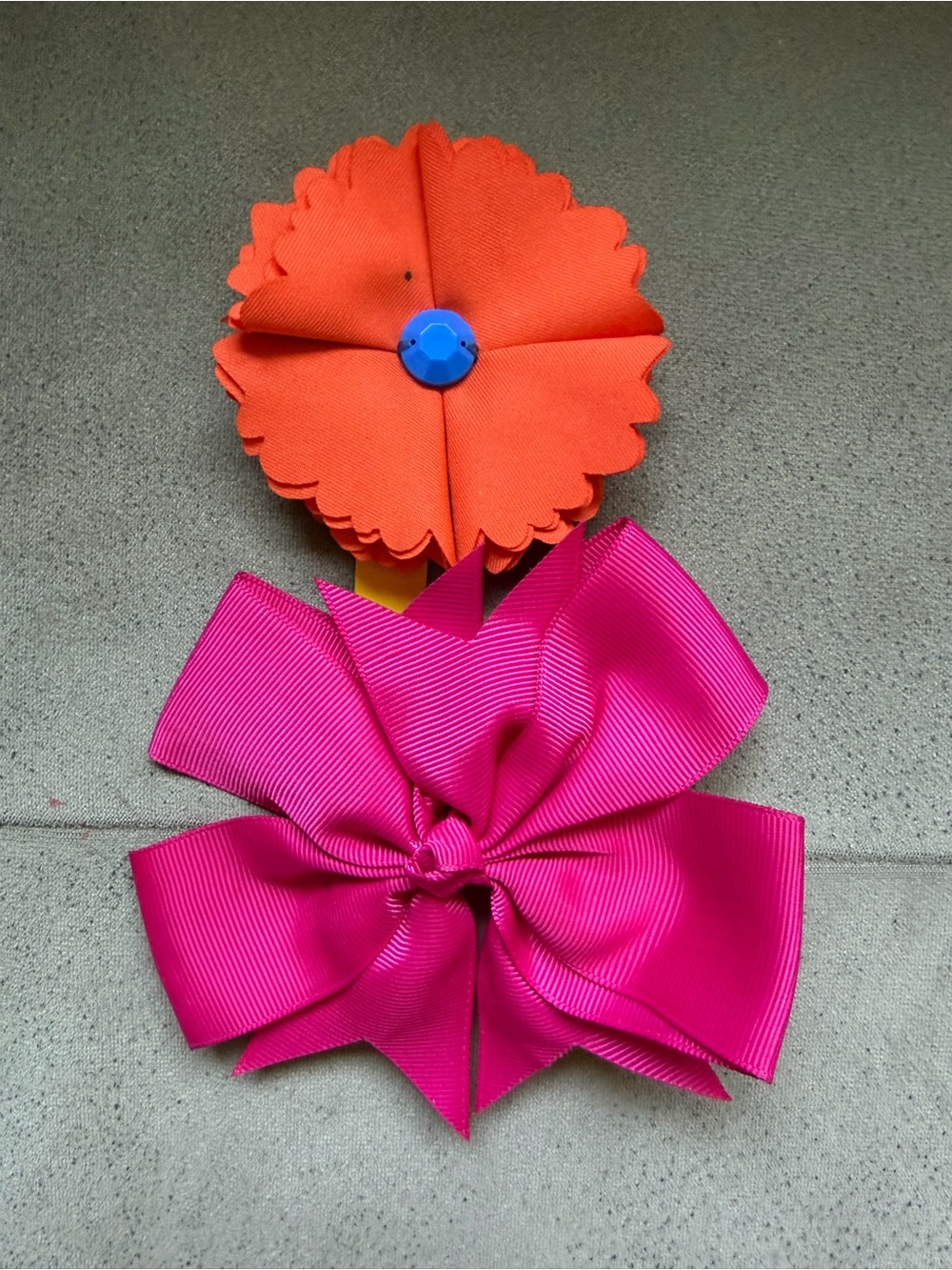 6/$20 ⭐️ Kids Two-Pack Flower Hair Bows in Orange and Hot Pink